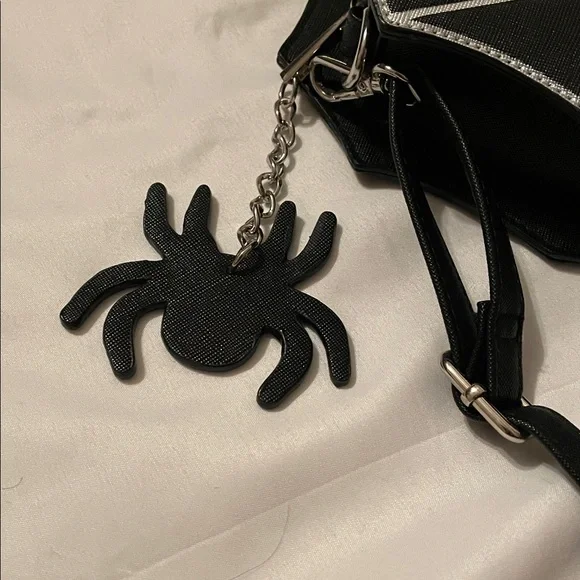 Spiderweb heart shaped cross body bag - Picture 3 of 4